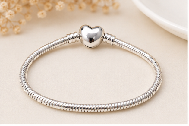 Pulseira para Berloques com Fecho Coração Banhada em Prata 925