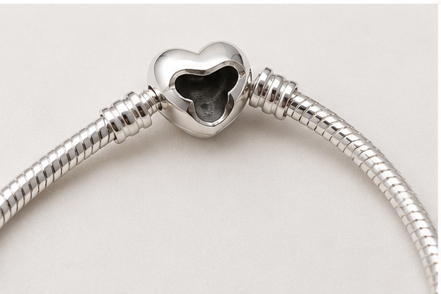 Pulseira para Berloques com Fecho Coração Banhada em Prata 925
