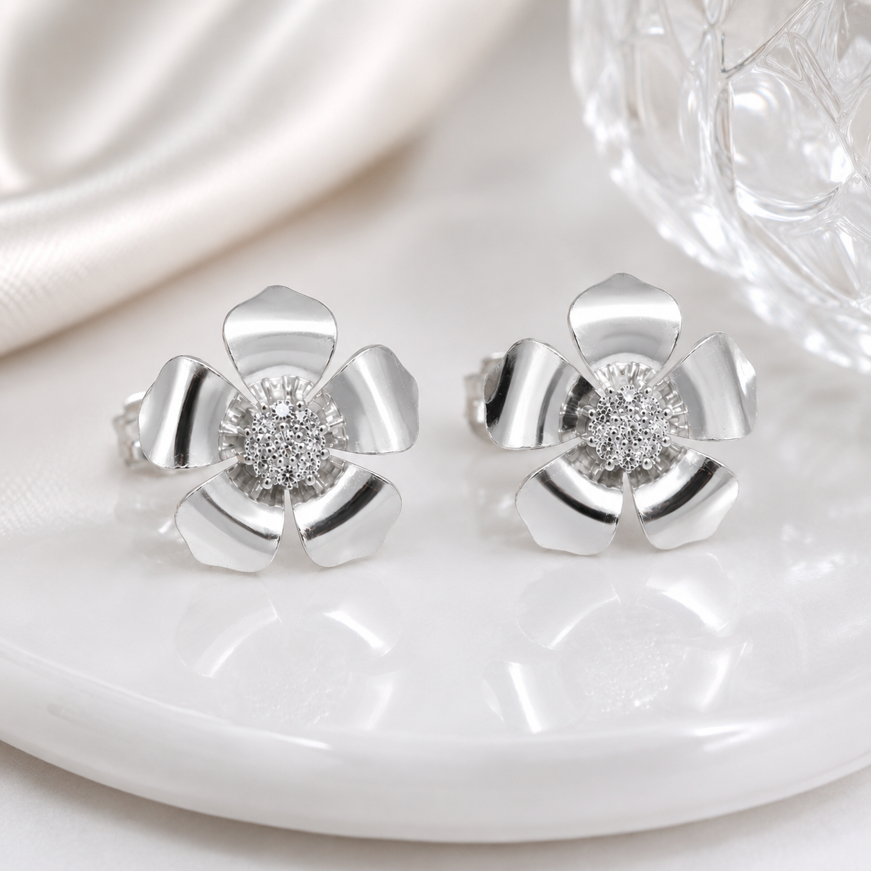 Brinco Flor com Zircônias Banhado em Prata 925