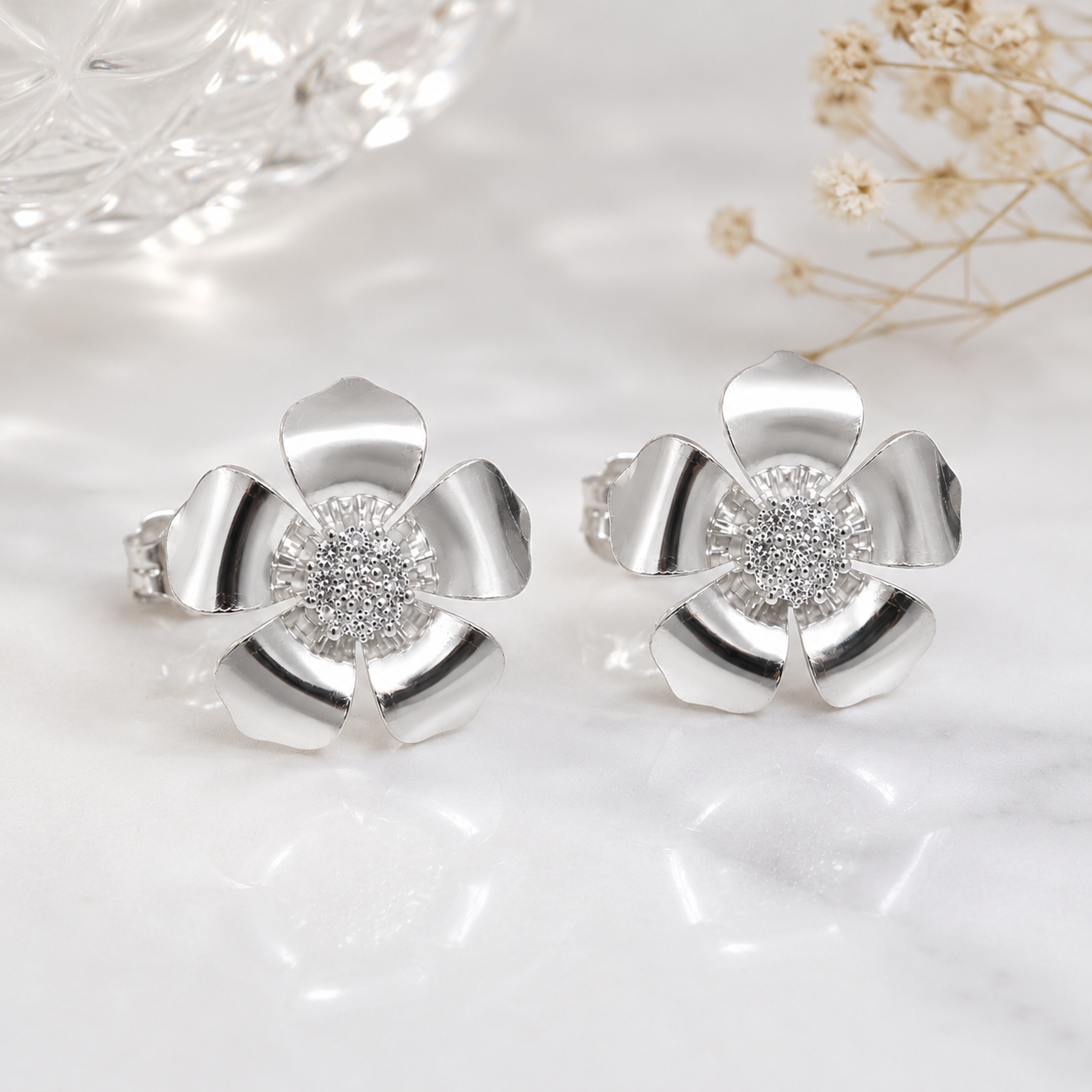 Brinco Flor com Zircônias Banhado em Prata 925
