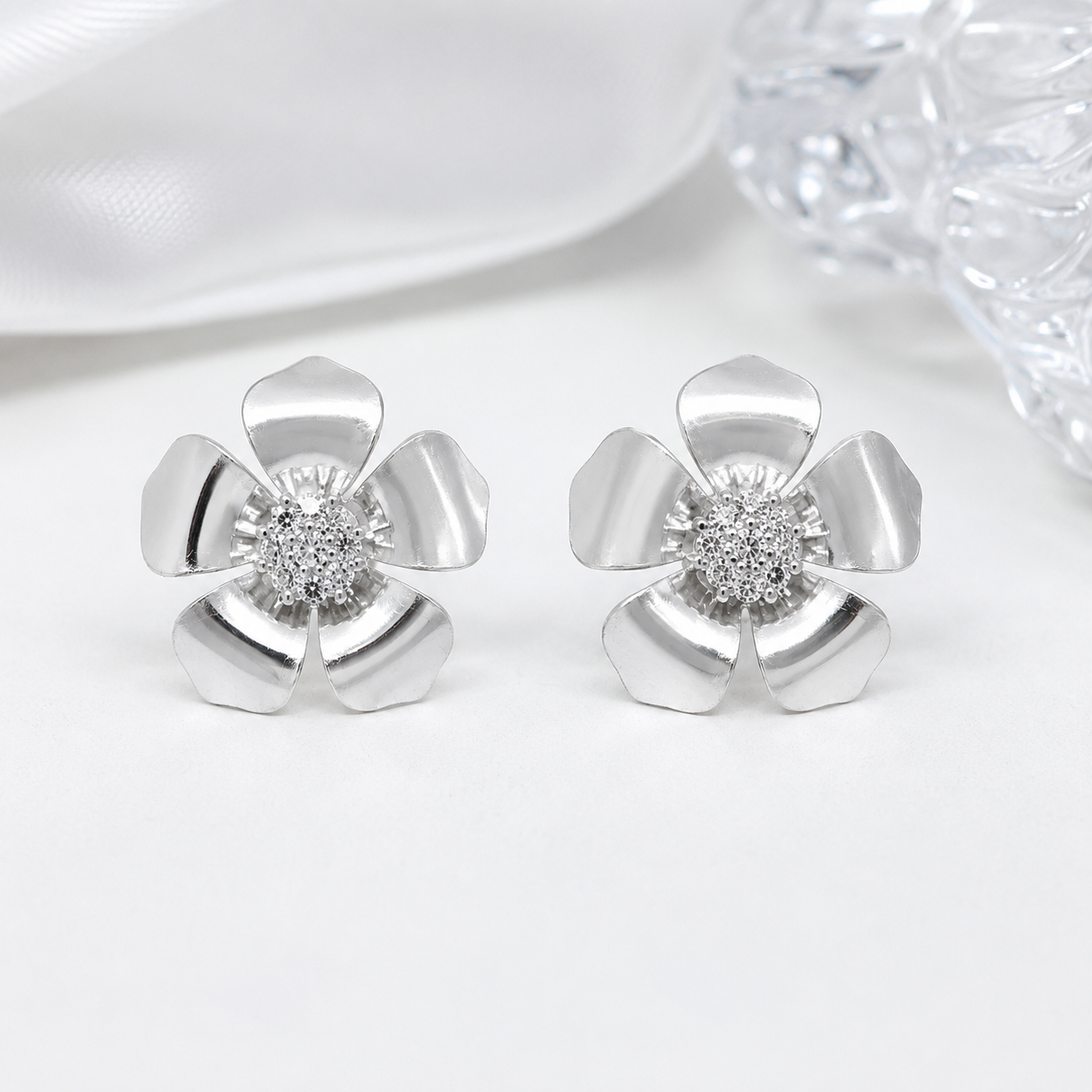 Brinco Flor com Zircônias Banhado em Prata 925